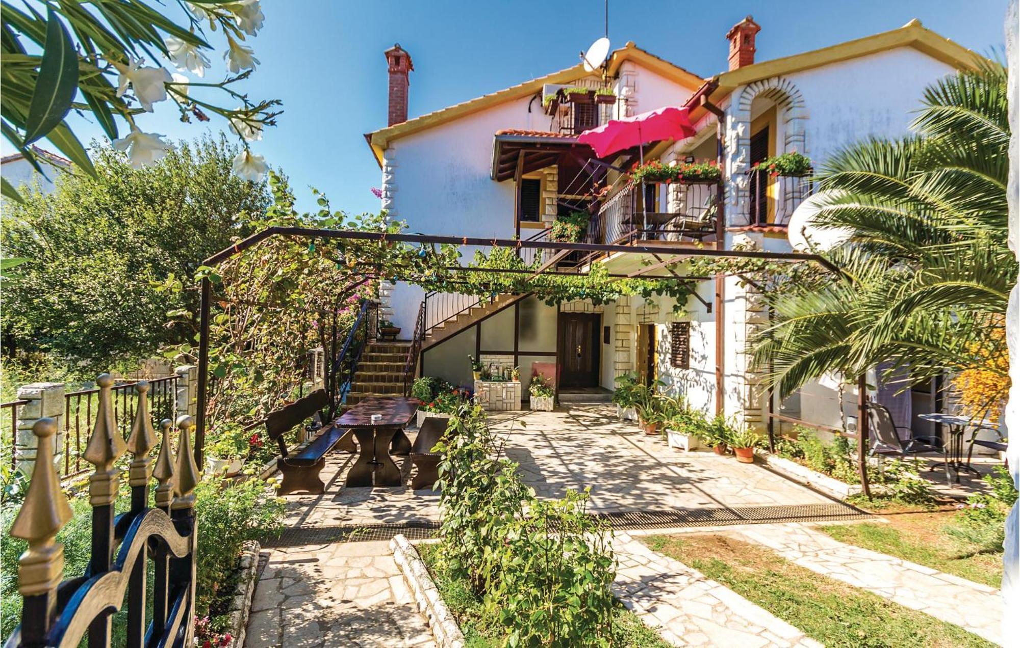 Pet Friendly Apartment In Medulin With Wifi Exterior photo